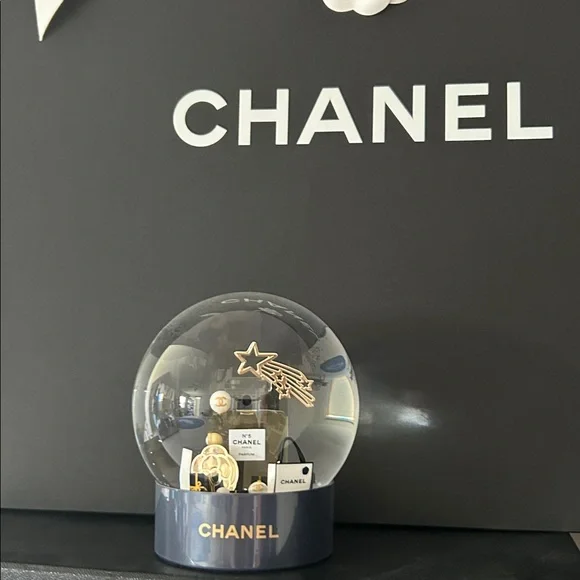 Chanel beauty -Snow globe - Picture 3 of 11